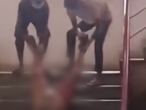 बेतिया GMCH में सीढ़ी से घसीटकर शव ले गए कर्मी,VIDEO:गड्ढे से मिली थी रिटार्यड कर्मी की लाश, बॉडी घसीटने वालों की पहचान कर होगी कार्रवाई