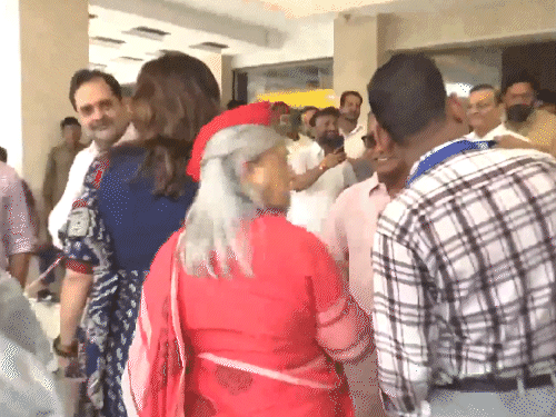 कंगना ने जया बच्चन को बताया मुर्गे जैसी:शख्स को धक्का मारने पर भड़कीं एक्ट्रेस, कहा- सिर्फ अमिताभ बच्चन के कारण लोग झेलते हैं