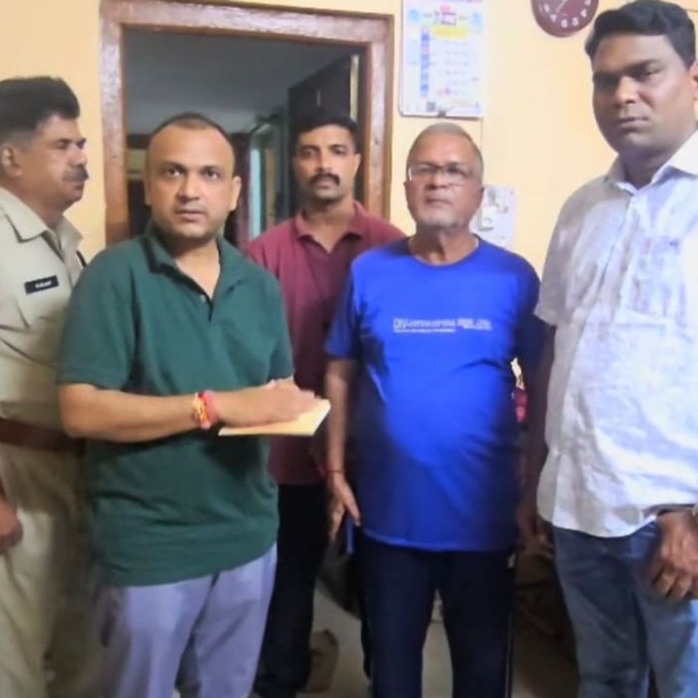 रिटायर्ड क्लर्क के अकाउंट से 2 लाख निकालने की कोशिश:फर्जी बैंक मैसेज की लिंक क्लिक करते ही हैक हुआ मोबाइल; पुलिस ने बचाया