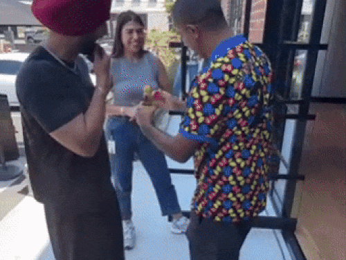 अमेरिकी एप्पल स्टूडियो में दिलजीत का सरसों तेल से स्वागत:एंट्री से पहले गेट पर गिराया; रैपर बिग-प्लग से मिले, साथ कर सकते हैं काम