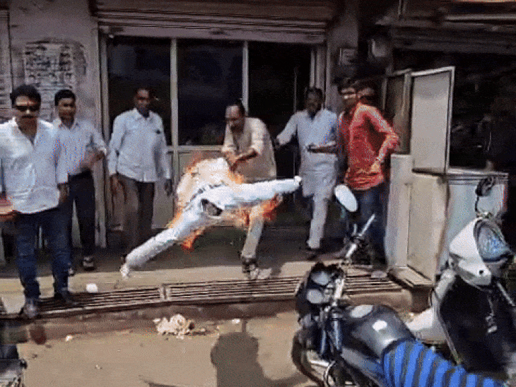 चुनाव आयोग की कथित धांधली पर कांग्रेस का विरोध:शाजापुर में फूंका पुतला, पुलिस ने छीनकर बुझाया; जिलाध्यक्ष बोले-मामले को दबाने की कोशिश