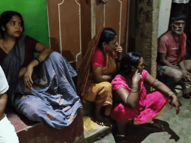 मोकामा में मिट्टी का घर गिरने से एक की मौत:3 मलबे में दबे, ग्रामीणों ने बाहर निकाला; घायलों को अस्पताल में किया गया भर्ती