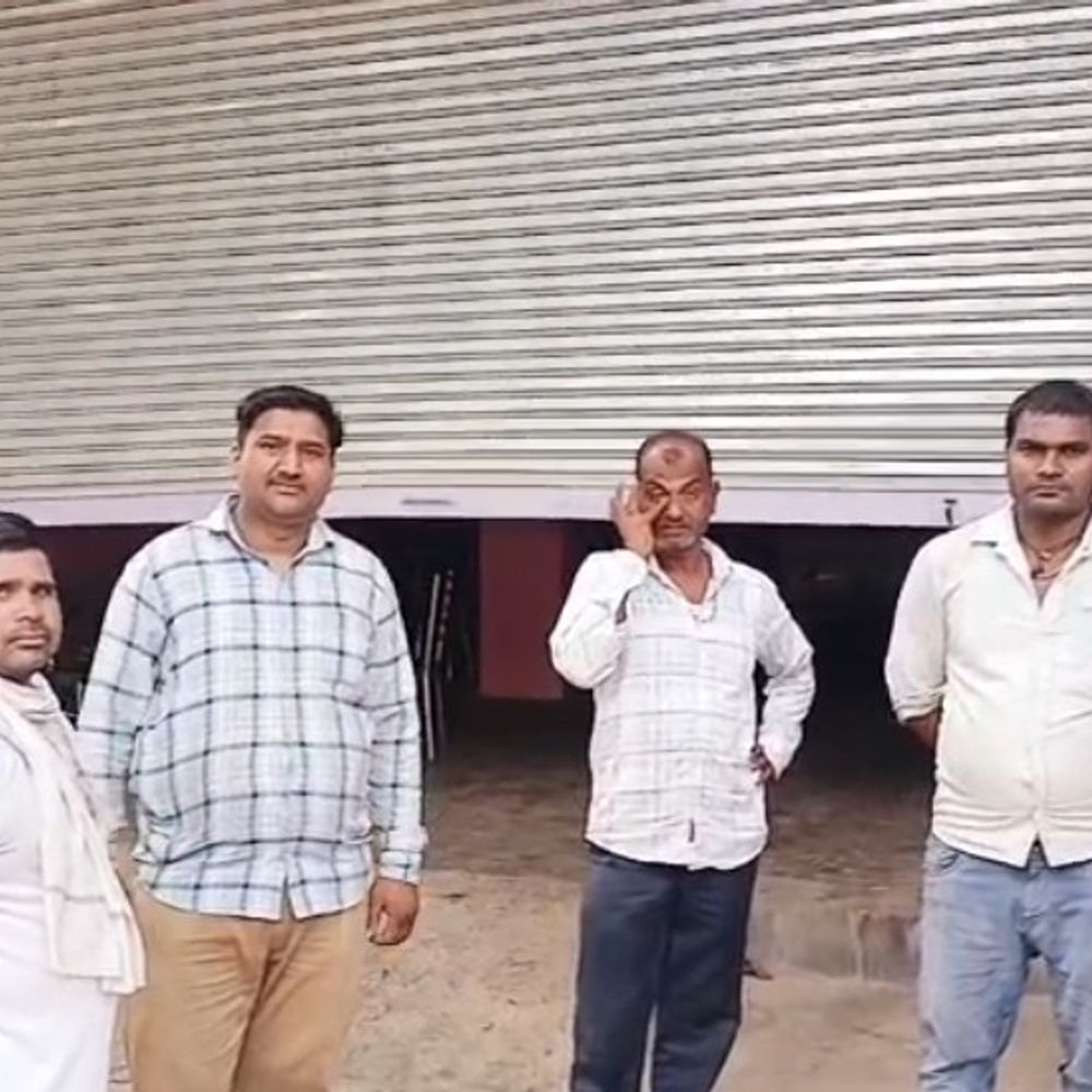 औरैया के दिबियापुर रोड पर चोरों का धावा:ई-रिक्शा शोरूम से बाइक और नकदी चोरी, व्यापारियों में रोष