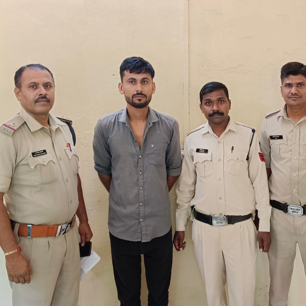 पूर्व पुजारी का बेटा मंदिर में करता था चोरी, गिरफ्तार:केबल वायर पर टेप लगाकर चुराता था सामान; सोने-चांदी के 14 टुकड़े और नगदी बरामद