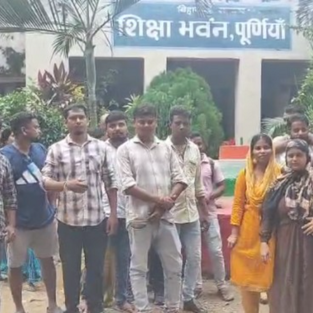 नियुक्ति के लिए दफ्तरों के चक्कर काट रहे अनुकंपा कर्मी:शिक्षा विभाग के ऑफिस के पास विरोध प्रदर्शन, लगाया टालमटोल का आरोप