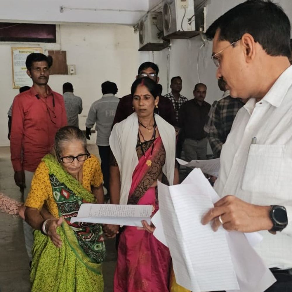 69साल की वृद्धा ने कलेक्टर से बेटे की शिकायत की:बोली- मेरे नाम से पीएम आवास बनवा लिया, अब साथ नहीं रख रहा