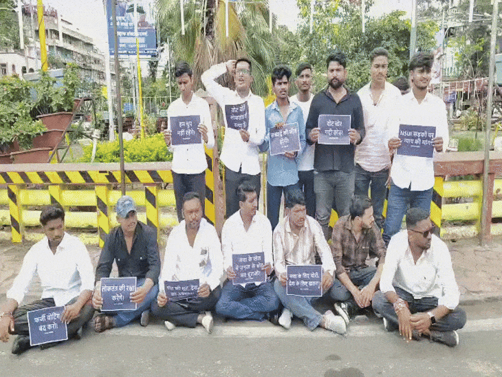 NSUI इंदौर जिला अध्यक्ष सहित 14 लोग ने किया प्रदर्शन:वोट चोरी मामले में राहुल गांधी के समर्थन में किया प्रदर्शन, नारेबाजी की