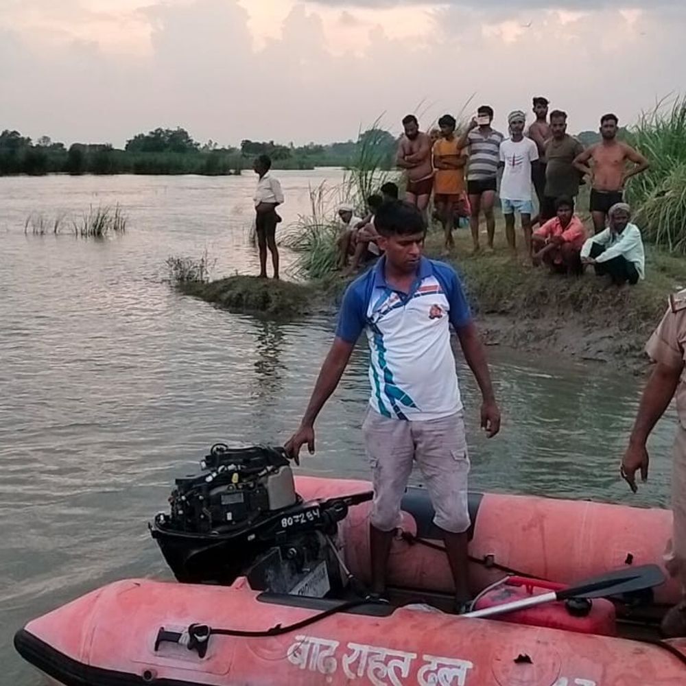 कासगंज में पुलिया से गिरा युवक:गोताखोरों की टीम तलाश में जुटी, फरीदाबाद से रक्षाबंधन पर आया था घर