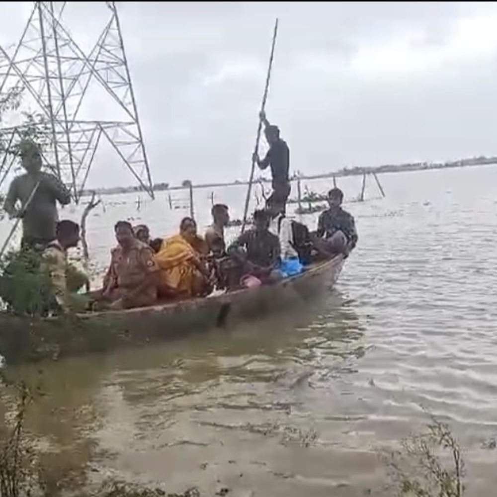 बदायूं में बाढ़ का कहर:गंगा खतरे के निशान से 63 सेमी ऊपर, तीन गांव खाली कराए, 40 गांव प्रभावित