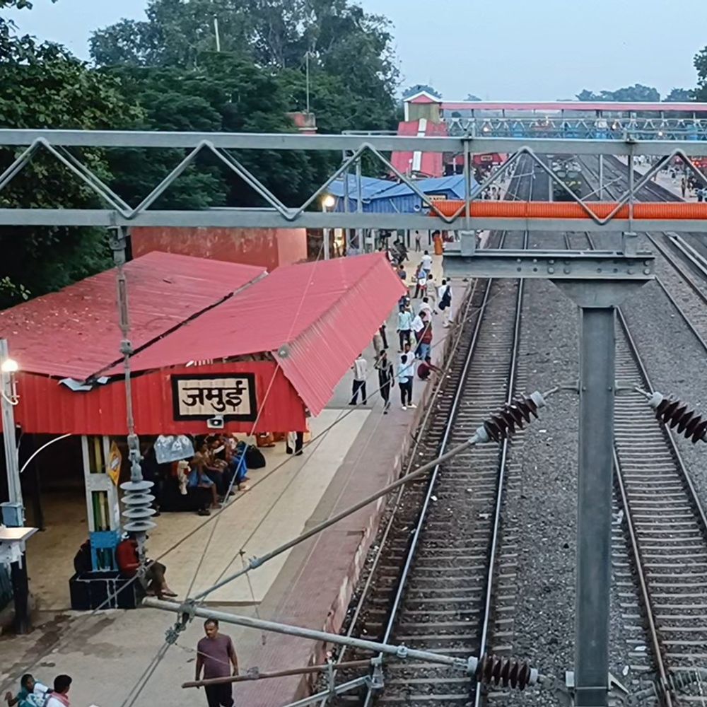 जमुई में चलती ट्रेन से यात्री गिरा, घायल:मिथिला एक्सप्रेस से कर रहा था सफर, ट्रेन में थी भीड़; पटना रेफर