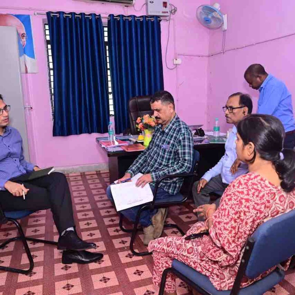 मोतिहारी DM ने केसरिया CHC का लिया जायजा:प्रसूति वार्ड से लेकर दवा भंडार का किया निरीक्षण, अखरवा पोखर के विकास की समीक्षा