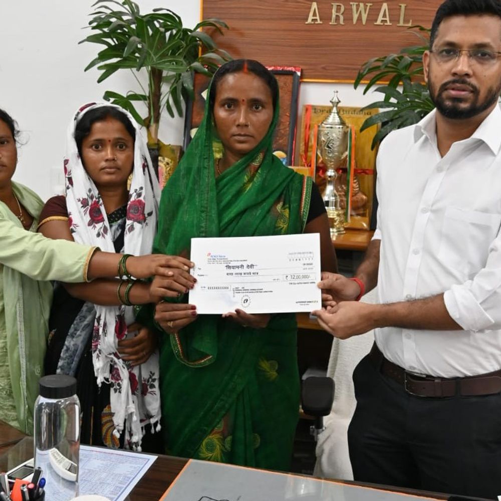 एक ही परिवार के 3 लोगों की हुई थी मौत:अरवल में मृतकों के परिजन को डीएम ने दिया 12 लाख का चेक