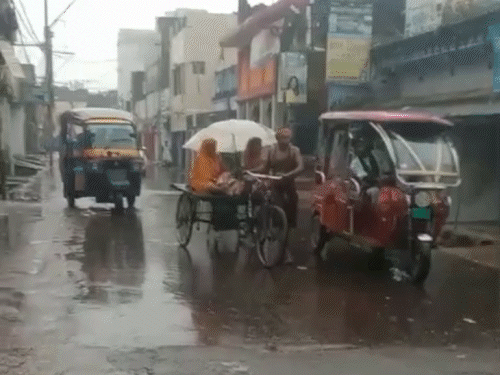 भागलपुर में ठेला से मरीज पहुंचा अस्पताल:बाढ़ के चलते ग्रामीण इलाके में नहीं पहुंची एंबुलेंस, परिवार ने ठेले से 1.5KM की दूरी तय किया