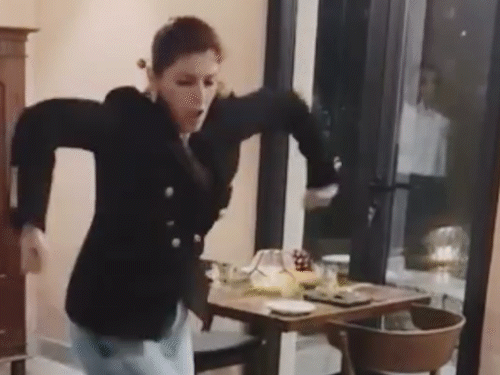 अक्षय कुमार का ट्विंकल के डांस पर मजाकिया कमेंट:कहा- टैलेंट पर सवाल, लेकिन पत्नी अनमोल; यूजर्स बोले- आपको डर नहीं लगता?