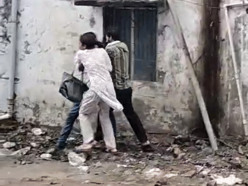 BPSC शिक्षिका ने पति को पीटा, VIDEO:समस्तीपुर में घायल बोला- मैंने पढ़ाया, सरकारी नौकरी लगते ही साथ रहने से किया इनकार