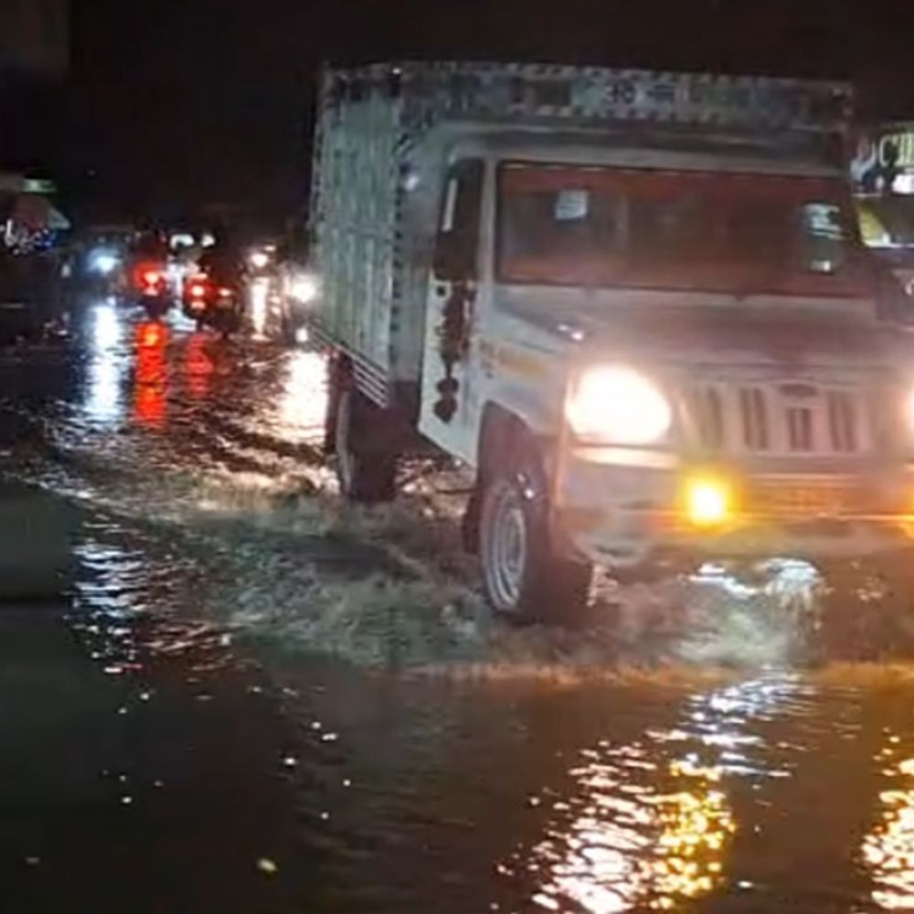 मुजफ्फरपुर में पिकअप चालक को पीटा:जलजमाव में तेज रफ्तार से चला रहा था वाहन, पानी पड़ने पर यात्री हुए आक्रोशित