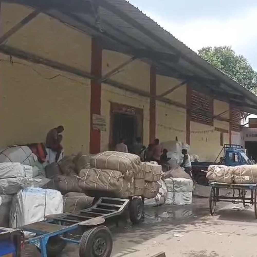 रेलवे के पार्सल रुम में अवैध वसूली का आरोप:कर्मचारी पर 350 रुपए मांगने का आरोप, यात्री बोला- आंख फोड़ने की मिली धमकी