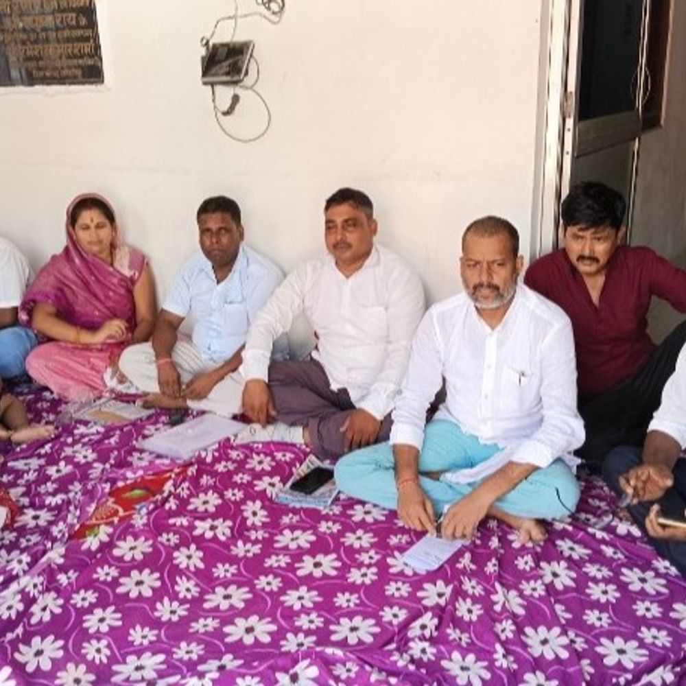 समस्तीपुर में जिला परिषद ने परिवार के साथ धरना दिया:योजनाओं में मनमानी का आरोप, कहा- दलित हूं, इसलिए बैठक में अपमानित किया