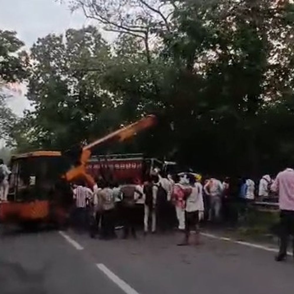 मंडला में पेड़ से टकराया ट्रक, क्लीनर की मौत:ड्राइवर की हालत गंभीर, जबलपुर रेफर, रायपुर से जबलपुर जा रहा था ट्रक