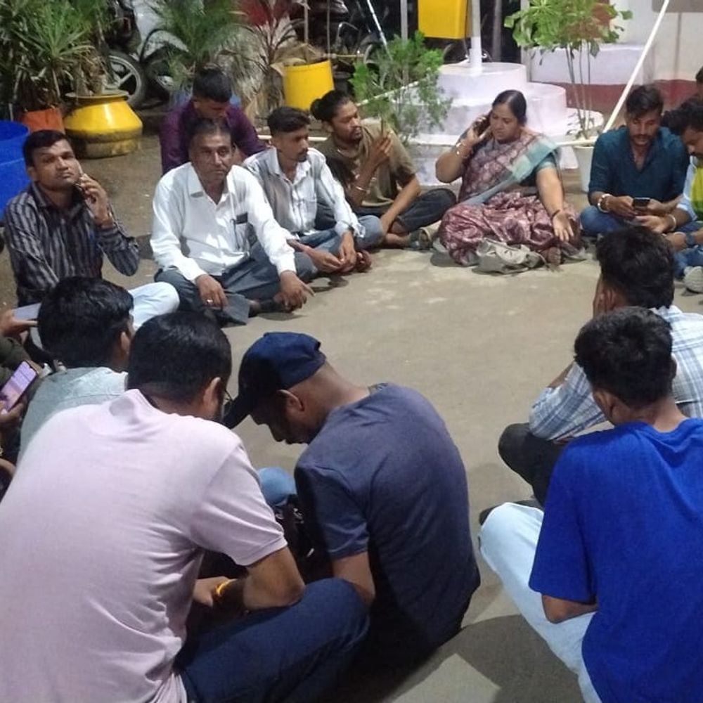 बड़वानी में आदिवासी समाज के खिलाफ अभद्र पोस्ट:भील-भीलाला समाज ने थाने में दिया धरना; FIR की मांग, करेंगे आंदोलन