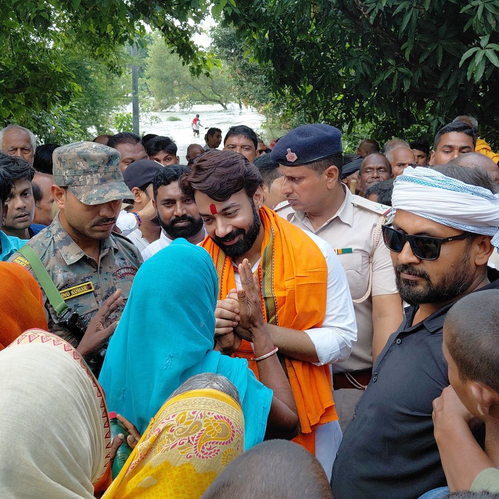 खगड़िया सांसद का बाढ़ प्रभावित क्षेत्रों में दौरा:सामुदायिक रसोई में मिली गड़बड़ी, एसडीएम को कार्रवाई का निर्देश