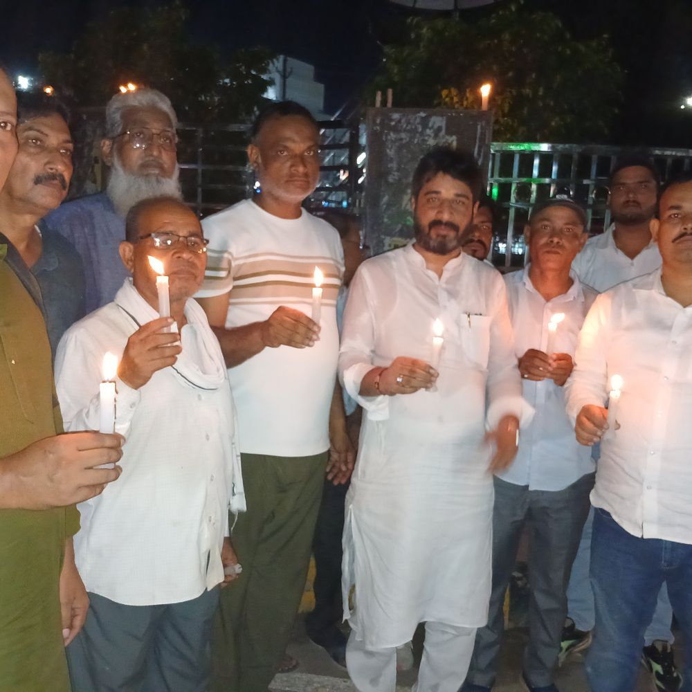 स्वतंत्रता दिवस से पहले कांग्रेस का विरोध प्रदर्शन:गोपालगंज में निकाला कैंडल मार्च, महंगाई, बेरोजगारी और लोकतंत्र का उठाया मुद्दा