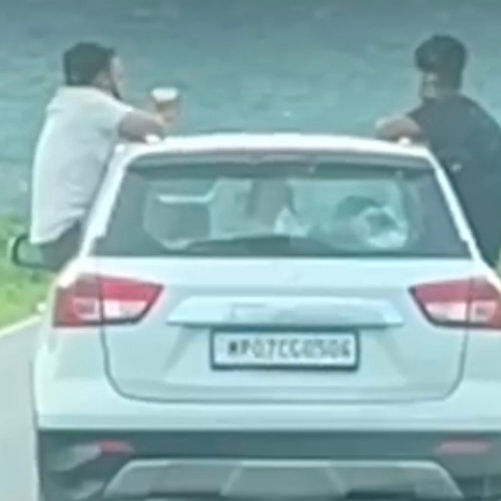 चलती कार में शराब पीते युवकों का VIDEO:ग्वालियर में खिड़की से बाहर निकलकर छलकाए जाम, CCTV खंगाल रही पुलिस