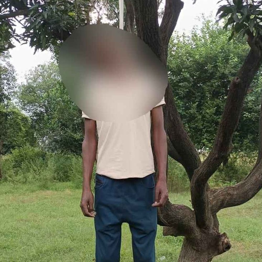 फर्रुखाबाद के मैनपुरी में युवक की संदिग्ध मौत:पेड़ से लटका मिला शव, परिजनों में मचा कोहराम
