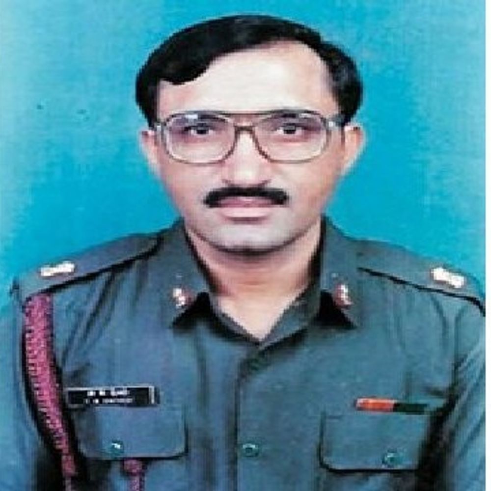 कारगिल वीर मेजर चंद्रभूषण द्विवेदी को सिर्फ शब्दों में सम्मान:नाम केवल स्कूल सिर्फ बोर्ड पर; रिकॉर्ड में नहीं; स्मारक तक पक्की सड़क भी नहीं