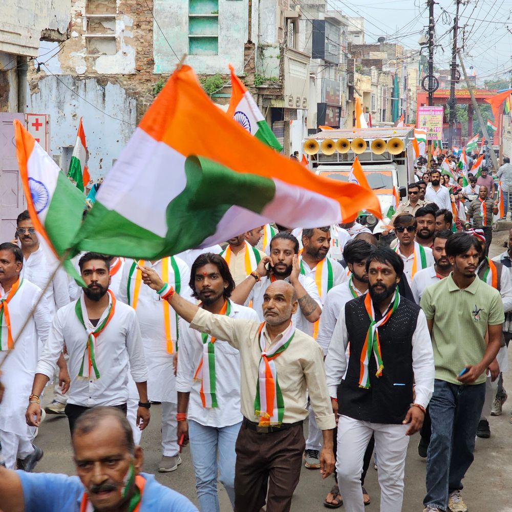 स्वतंत्रता मिलने की खुशी में पटाखे फोड़े:मंदसौर की तिरंगा यात्रा में हजारों लोग, हाथों में राष्ट्रीय ध्वज लेकर हुए शामिल