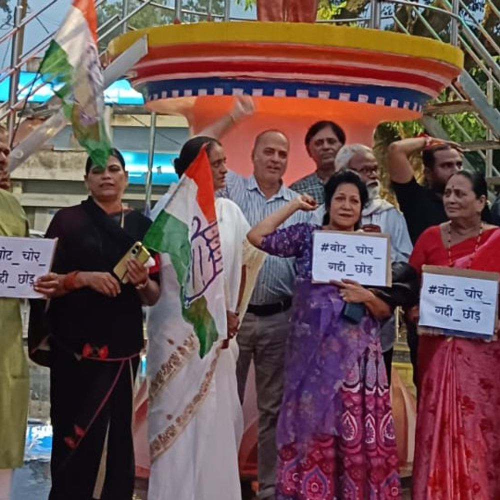 वोट चोरी के विरोध में कांग्रेस का प्रदर्शन:नेपानगर में कैंडल मार्च, अंबेडकर चौराहे से बस स्टैंड तक निकाली रैली