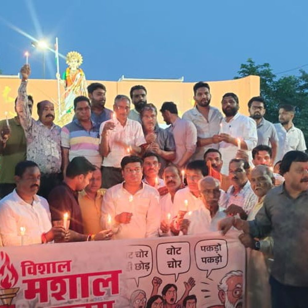 वोट चोरी के विरोध में सीहोर में कांग्रेस का प्रदर्शन:कैंडल मार्च में कार्यकर्ताओं ने भाजपा और चुनाव आयोग के खिलाफ नारेबाजी की