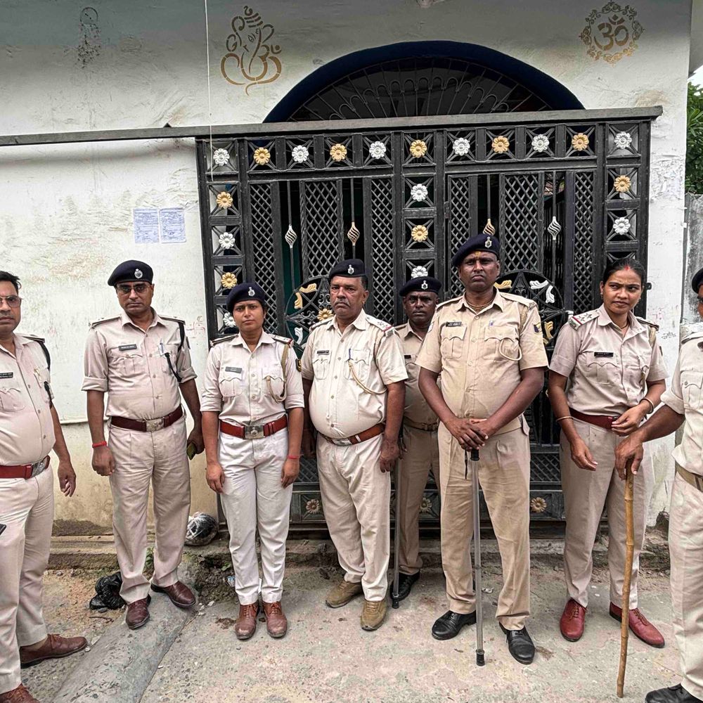 साइबर फ्रॉड गिरोह के 9 फरार आरोपियों पर कार्रवाई:मोतिहारी में 4 के घरों पर चिपकाया इश्तेहार, सरेंडर नहीं करने पर होगी कुर्की कार्रवाई