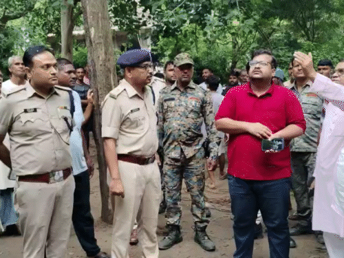 औरंगाबाद में गुफा धंसने से बुजुर्ग की मौत:4 साल पहले खुद बनाया था; मिट्टी के नीचे एक शख्स के दबे होने की आशंका, तलाश जारी