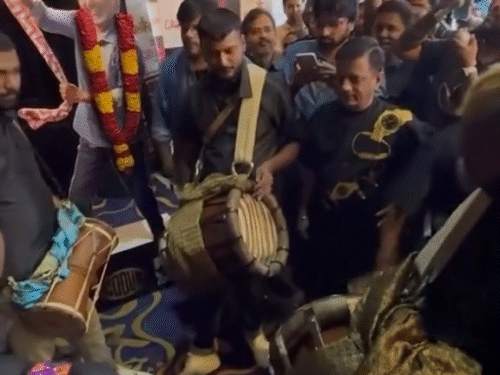 फिल्म 'कुली' को लेकर फैंस में दिखा जबरदस्त उत्साह:रजनीकांत के पोस्टर पर फूल माला और दूध से किया अभिषेक, ढोल-नगाड़े की थाप पर नाचे