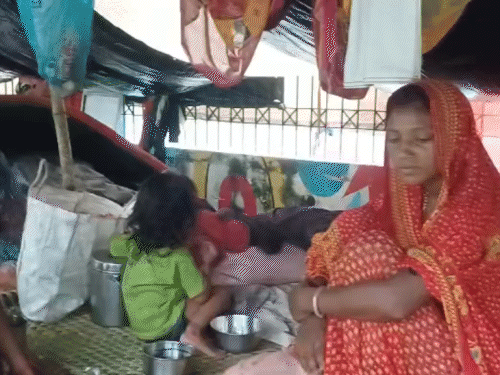 बाढ़ पीड़ित महिला ने सड़क पर दिया बच्चे को जन्म:मुंगेर में अस्पताल ने भर्ती करने से किया इनकार, नवजात का नामकरण किया गया गंगा