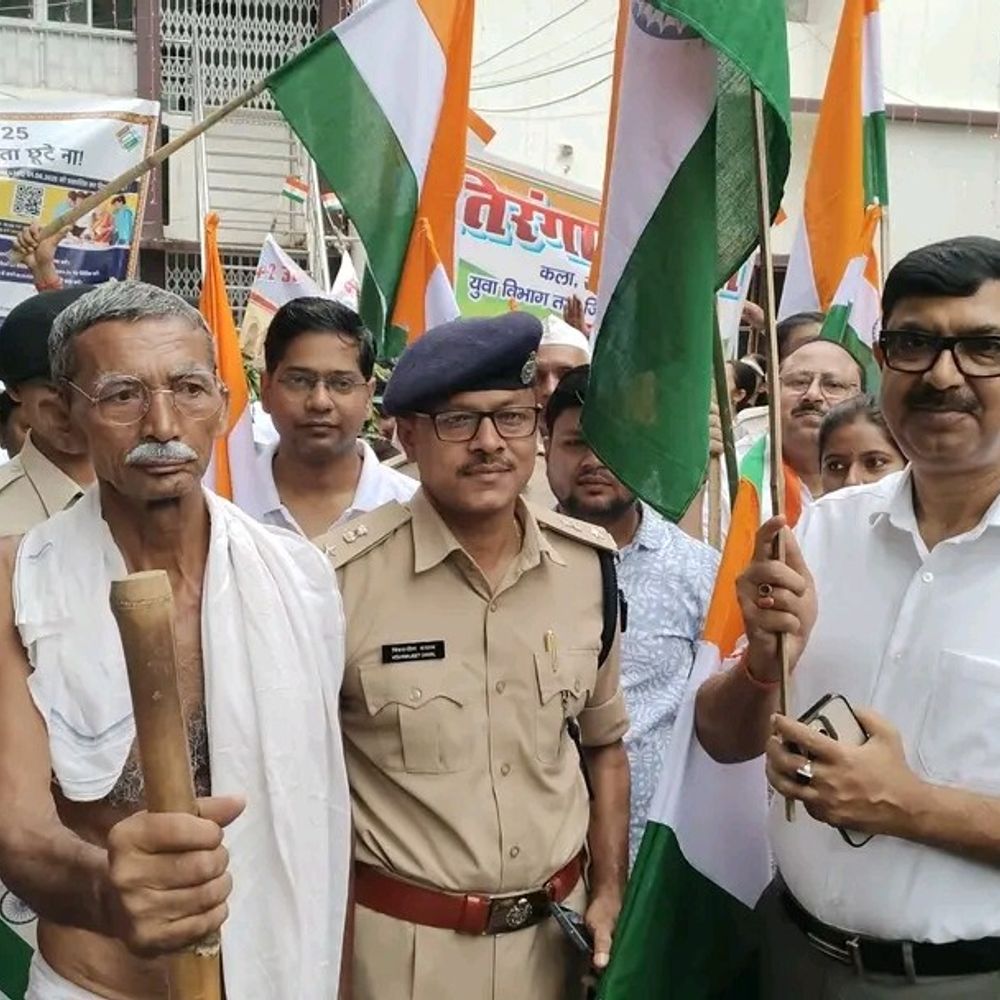 जमुई में DM-SP तिरंगा यात्रा में हुए शामिल:समाहरणालय से स्टेडियम तक निकली यात्रा, 'भारत माता की जय' के लगे नारे