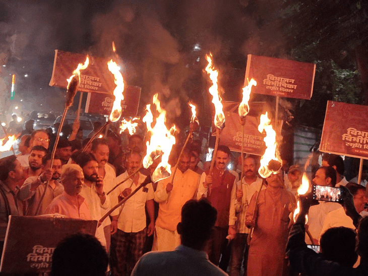 विभाजन विभीषिका स्मृति दिवस पर रायसेन में मौन जुलूस:सांची विधायक समेत भाजपा नेताओं ने हाथों में मशाल लेकर दी श्रद्धांजलि