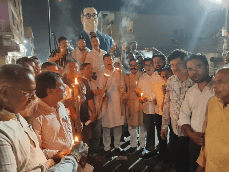 वोट चोरी के मुद्दे पर कांग्रेस का विरोध प्रदर्शन:हरदा में कैंडल मार्च निकाला; बोले- संवैधानिक संस्थाओं को कमजोर किया जा रहा