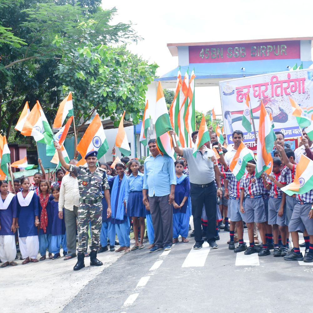 सुपौल में SSB ने चलाया संविधान हत्या दिवस जागरूकता अभियान:तिरंगा यात्रा में स्कूली बच्चों और टीचर्स ने लिया हिस्सा, सीमावर्ती क्षेत्र के लोग भी जुड़े