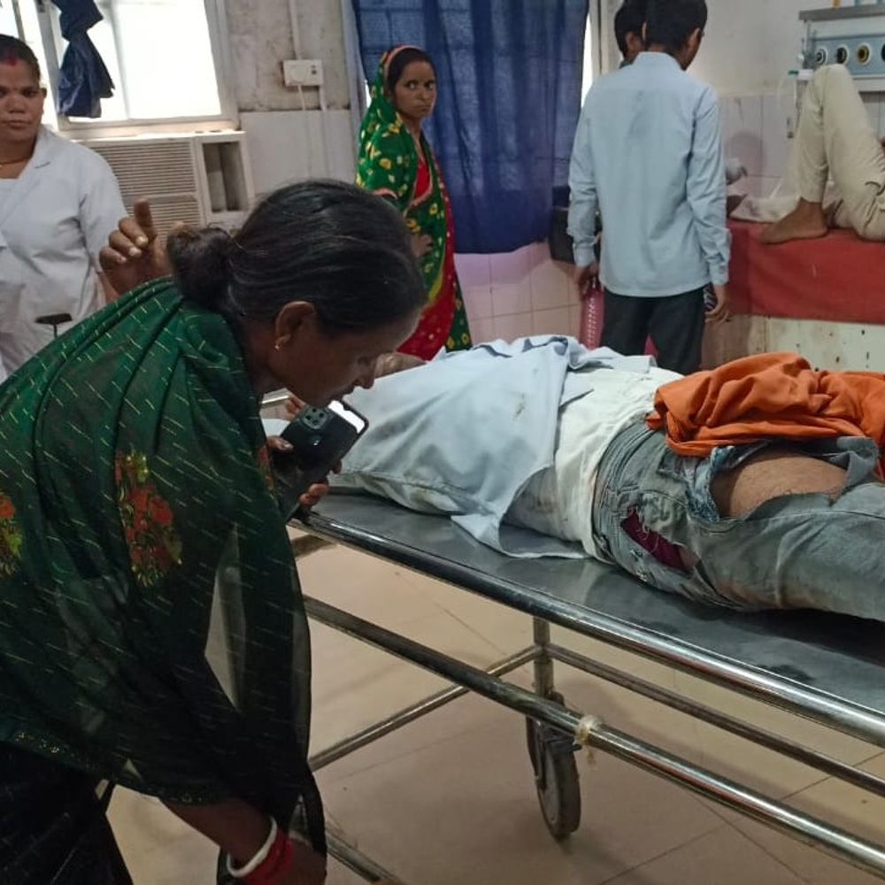 चलती ट्रेन में चढ़ते समय गिरा मजदूर, घायल:जमुई स्टेशन पर दिल्ली जाने की तैयारी में था, सदर अस्पताल में भर्ती