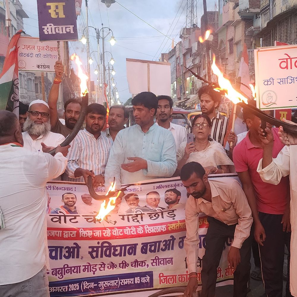 वोटर लिस्ट सेनाम काटने के विरोध में कांग्रेस:सीवान में मशाल जुलूस निकाला, भाजपा-चुनाव आयोग पर लगाए आरोप