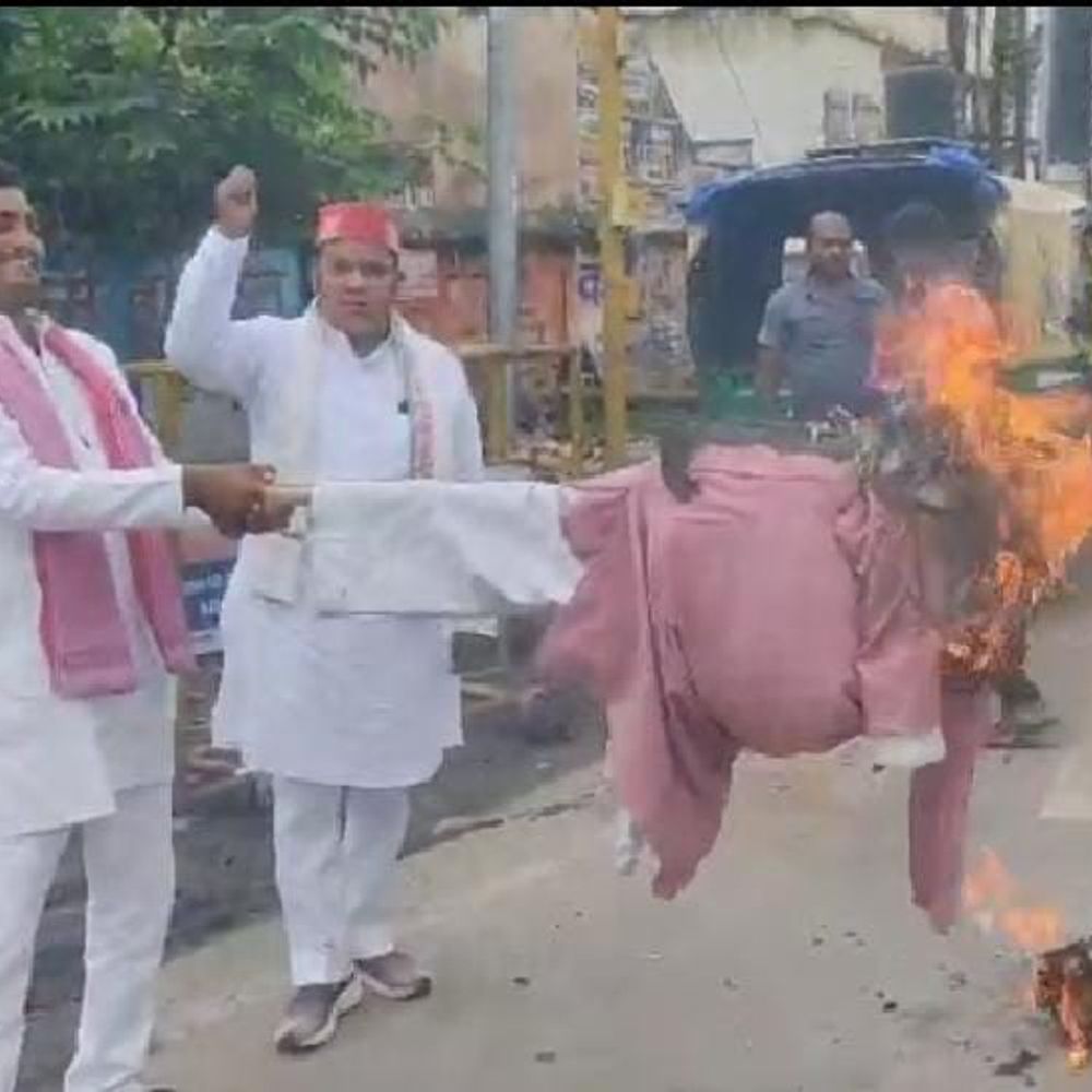 सपा ने फूंका संजय निषाद का पुतला:नेताओं ने लगाया गंभीर आरोप कहा- कुर्सी के लिए बेचा वोट
