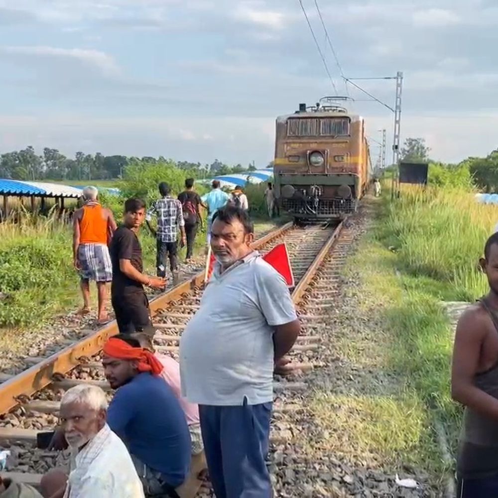 रेलवे ट्रैक पर धरना-प्रदर्शन, 10 मीटर करीब आकर रुकी ट्रेन:रेलवे अंडरपास में जलजमाव के बाद लोगों रास्ता बाधित, विरोध जताने के लिए पटरी पर बैठे थे
