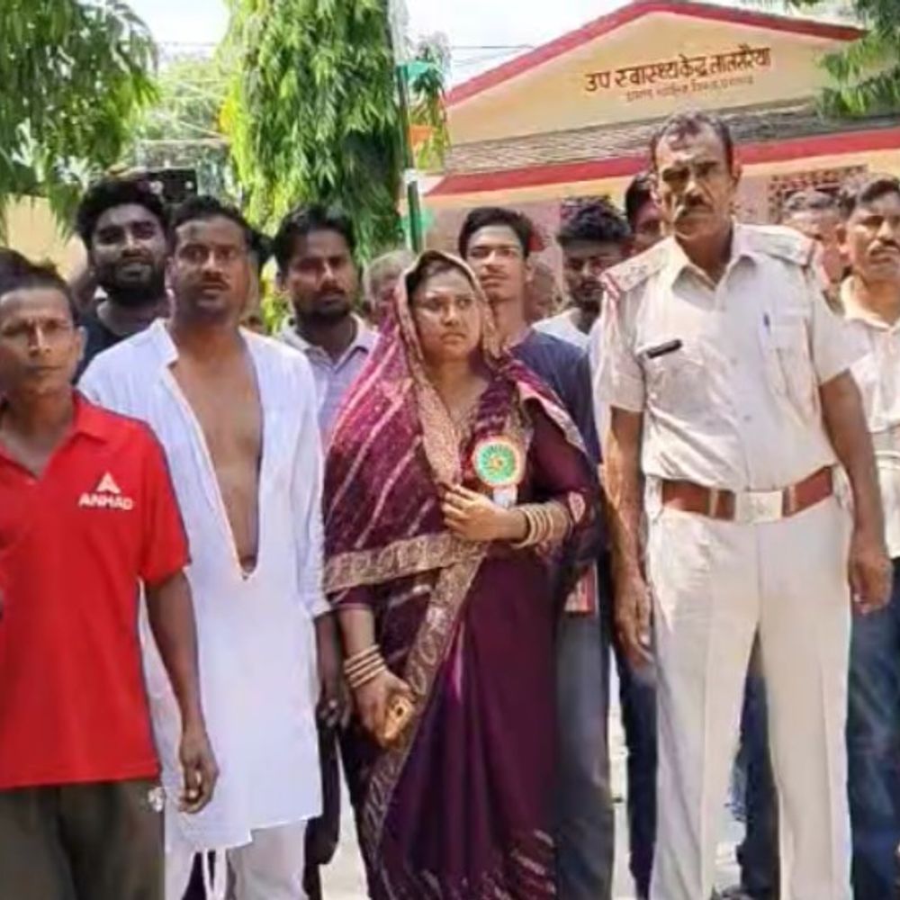 बेतिया में स्वतंत्रता दिवस पर मुखिया पर हमला:मझौलिया में तीन लोग घायल, सोने की चेन-बाली लूटी; आरोपी फरार