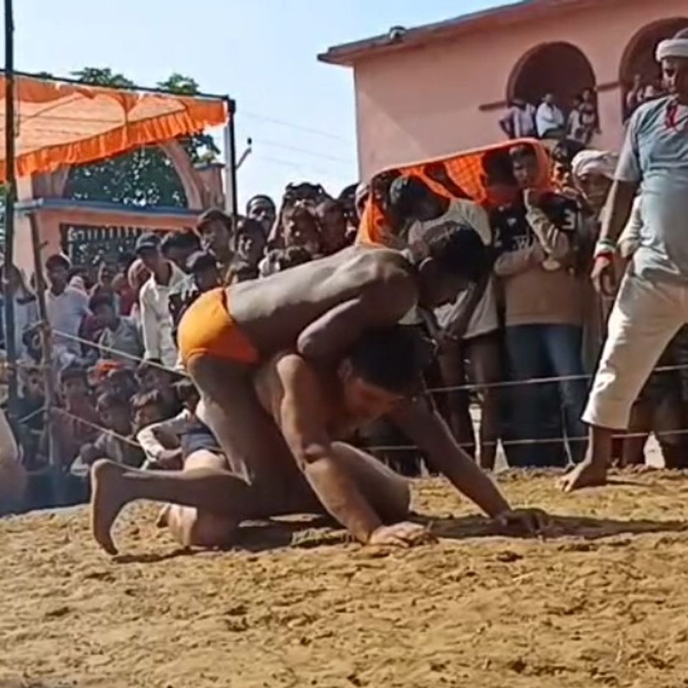 यूपी-बिहार और दिल्ली के पहलवानों में भिड़ंत:बक्सर के सोनापा गांव में दंगल में दिखाया दमखम, दो से 10 हजार तक का इनाम