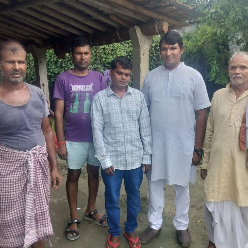 शिवहर के लापता युवक की 12 साल बाद घर वापसी:गूगल से ढूंढा DM का नंबर, व्हाट्सएप पर भेजी फोटो, परिवार ने पहचाना