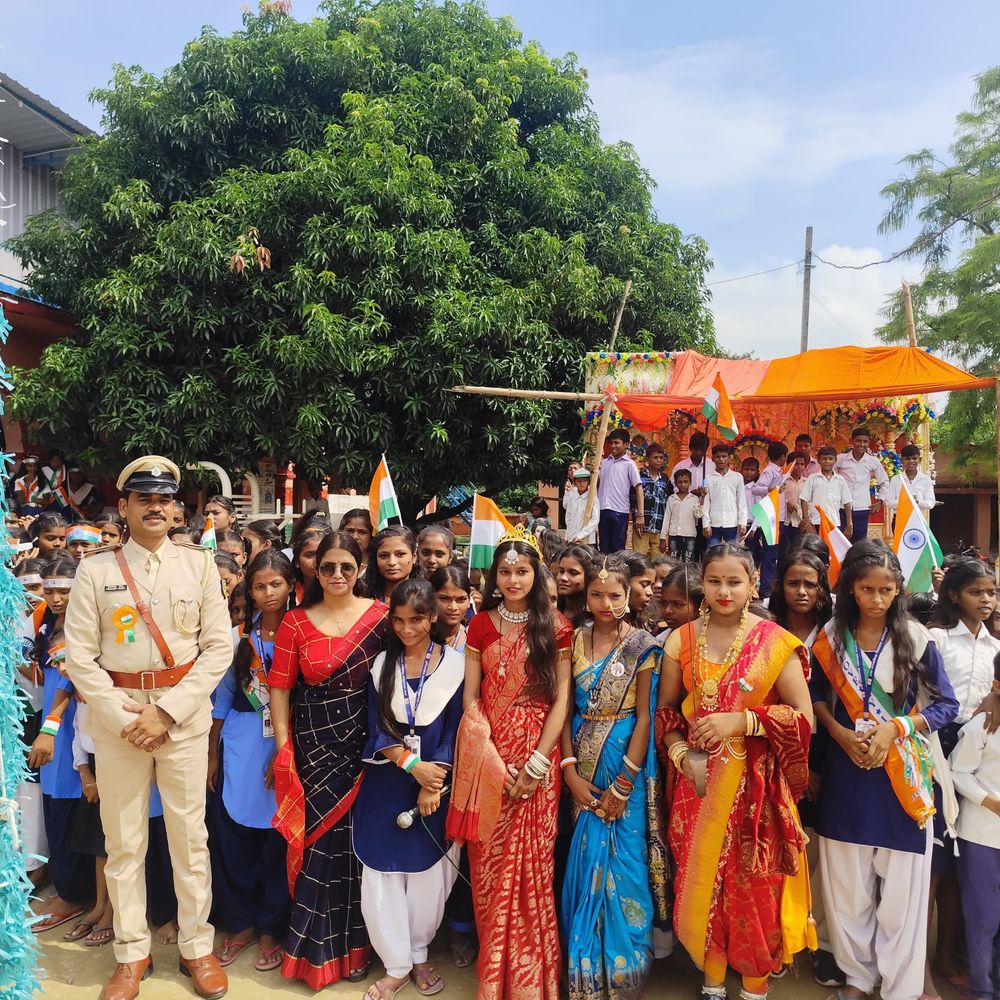 पुरनहिया में अंचलाधिकारी ने ध्वजारोहण किया:स्कूलों के कार्यक्रम में वीर शहीदों को याद किया गया, जलेबी और मिठाई बांटी गई