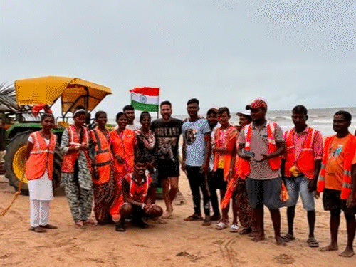 रोहित शेट्टी ने पुलिसकर्मियों के साथ फहराया तिरंगा:अक्षय कुमार, प्रियंका चोपड़ा, कंगना रनोट समेत कई सेलेब्स ने दी फैंस को शुभकामनाएं