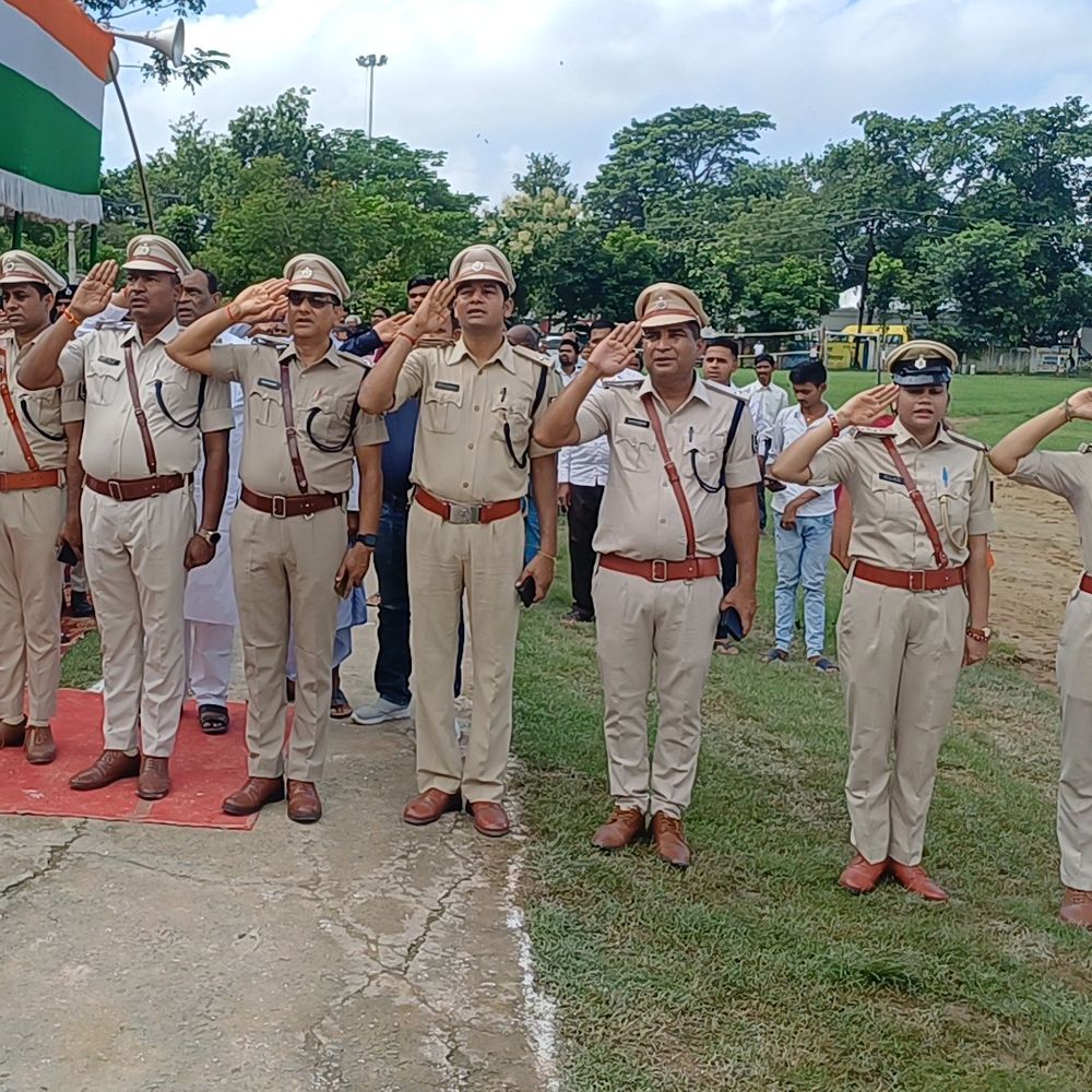 प्रभारी मंत्री ने स्वतंत्रता सेनानियों के परिवार का किया सम्मान:लखीसराय में स्वतंत्रता दिवस समारोह फहराया तिरंगा, विकास कार्यों की दी जानकारी